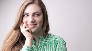 I spy without my eye: Q&A with Jill Dosso about covert attention in human social interactions